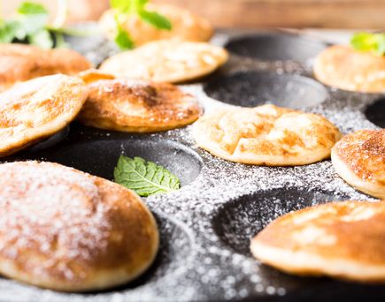 Eine Platte mit frisch gebackenen Brötchen oder Gebäck.