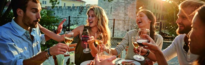 Menschen beim fröhlichen Beisammensein und essen