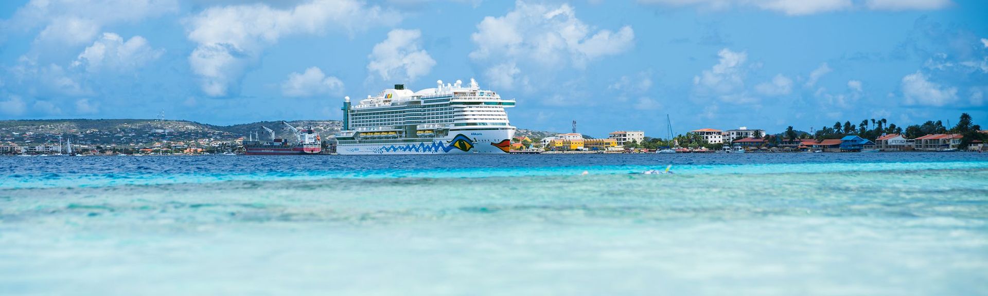 Kreuzfahrtschiff in der ferne umgeben vom Meer