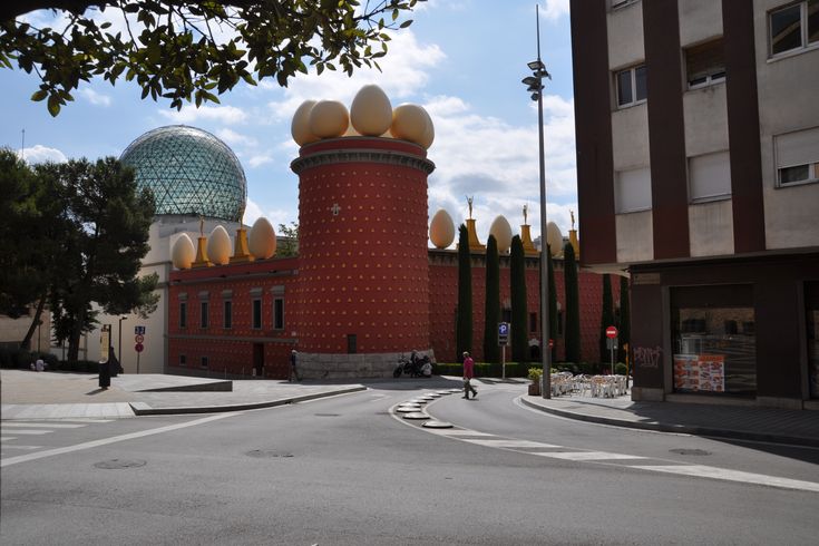 Blick auf das imposante Museum in Figueires