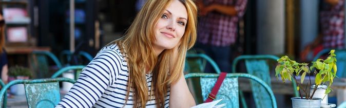 Frau im Café