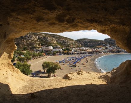 Felsenhöhlen von Matala mit Blick auf den Strand