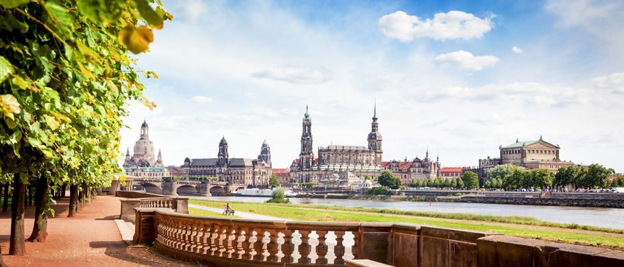 Canaletto-Perspektive auf die Altstadt und Elbe 
