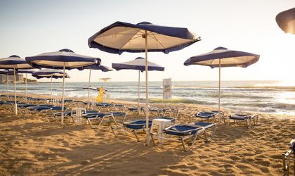 Liegen und Schirme am Sonnenstrand