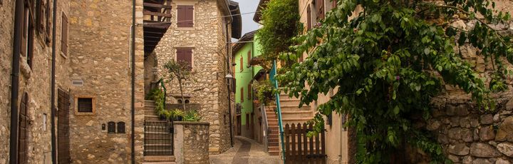 Eine enge Gasse mit alten Gebäuden.