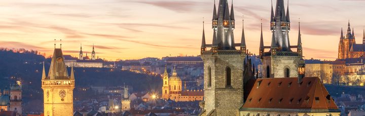Der Altstädter Ring in Prag, Tschechische Republik, mit der imposanten Kirche Unserer Lieben Frau vor Týn und der Prager Burg im Hintergrund.