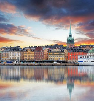 Die Skyline von Stockholm bei Sonnenuntergang, mit einem See und Gebäuden.