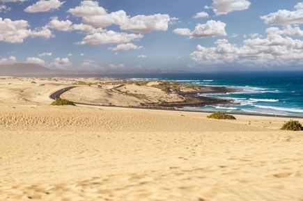 Helle Sandbänke vor türkisfarbenem Meer am Playa Blanca auf Fuerteventura.