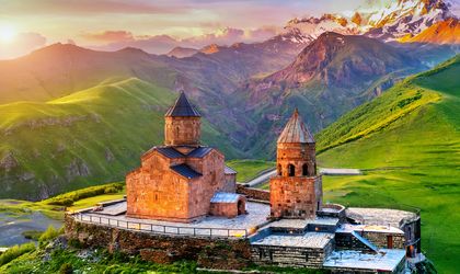 Blick über grüne Wiesen in Georgien