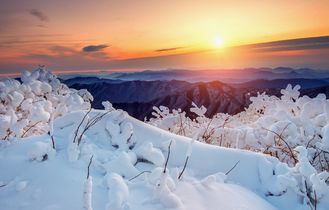 Schneelandschaft bei Sonnenaufgang