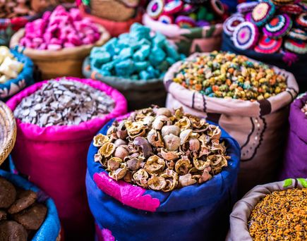 Bunte Gewürze in Säcken auf Markt