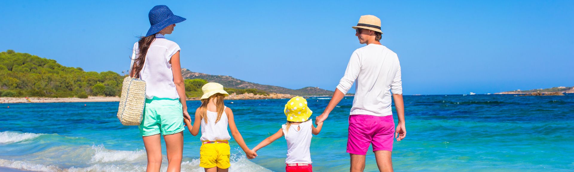 Familie am Strand auf Sardinien