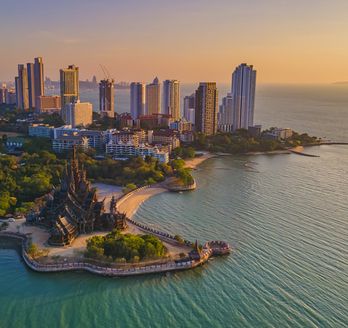 Heiligtum der Wahrheit, Pattaya, Thailand, Holztempel am Meer bei Sonnenuntergang am Strand von Pattaya