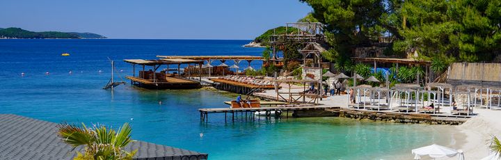Bucht von Ksamil in einem Hotelresort