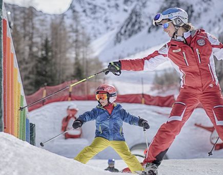 Im Klausiland lernen die Kleinen den sicheren Umgang mit Skiern 