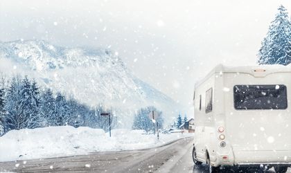 Camper, im Schnee, Oesterreich