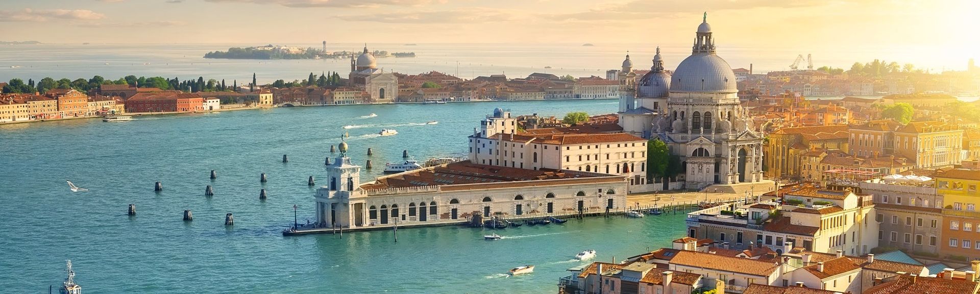 Venedig, Italien, mit dem Markusplatz und dem Campanile.