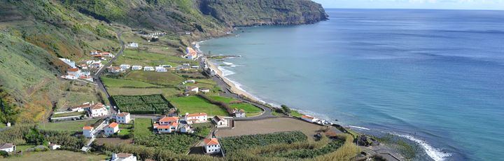 Blick auf die Bucht von Praia Formosa aus der Vogelperspektive. Blauer Himmel.