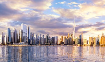 Eine weite Panoramaansicht der ikonischen Skyline von Dubai, mit dem Burj Khalifa und dem Burj Al Arab, die sich majestätisch über die Stadt erheben.