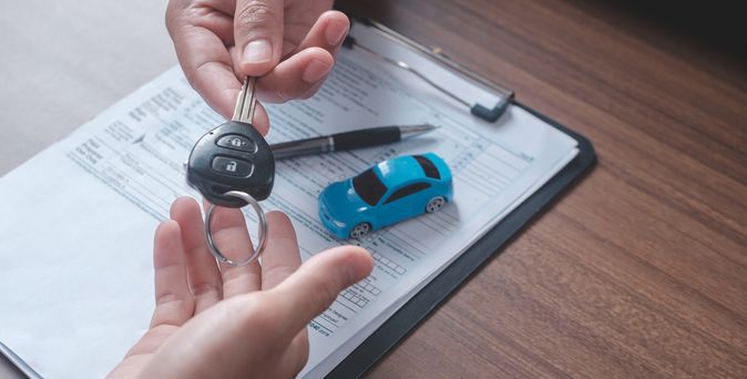 Autoschlüssel wird übergeben 