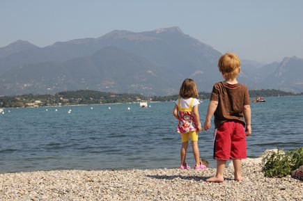 Kinder am Gardasee, Blick über den See und die Berge