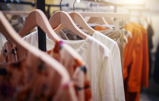 Shopping in Deutschland Kleidung an Kleiderhaken