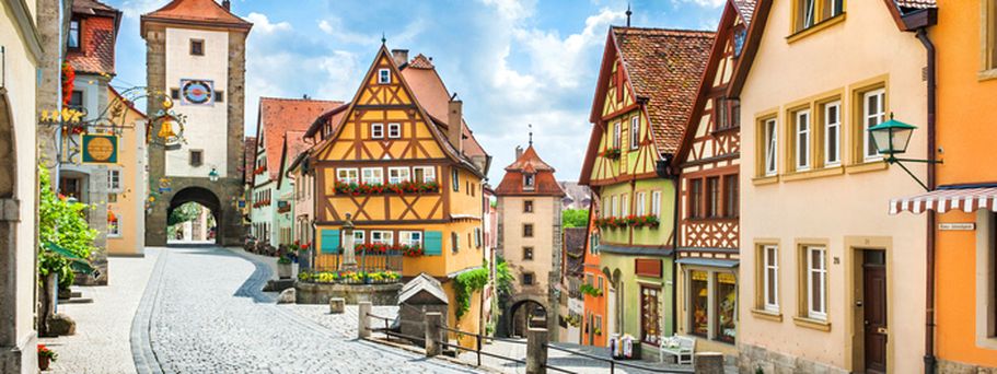 Eine historische Straße mit Fachwerkhäusern in einer deutschen Stadt.