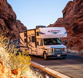 Camper fährt durch eine Felsschlucht