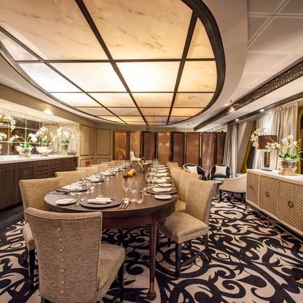 Einrichtung des Chef´s Table Tisches mit edlem Interieur 