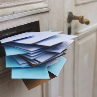 voller Briefkasten