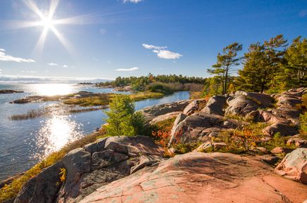 Ontario Blick über Felsen auf einen glitzernden See