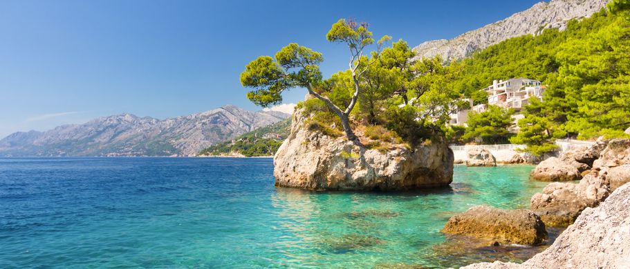 Camping Dalmatien Urlaub Bucht mit türkisem Wasser