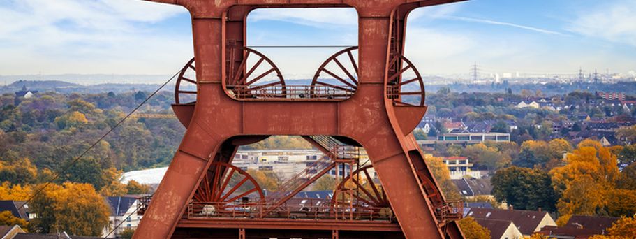 Eine rote Eisenbahnbrücke über einen Fluss.