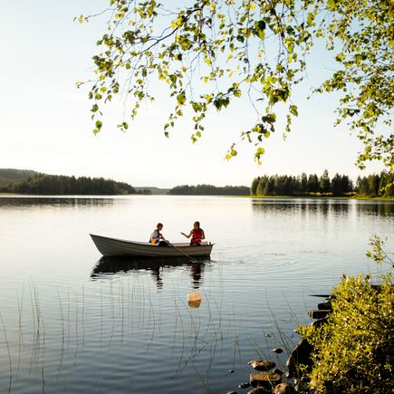 Boot auf idyllischem See