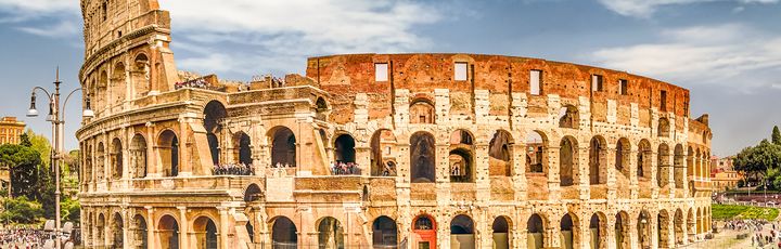 Eine Straße mit Gebäuden und einem Bogen.