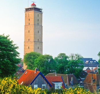 Ein Turm auf einem Hügel mit einem roten Dach.