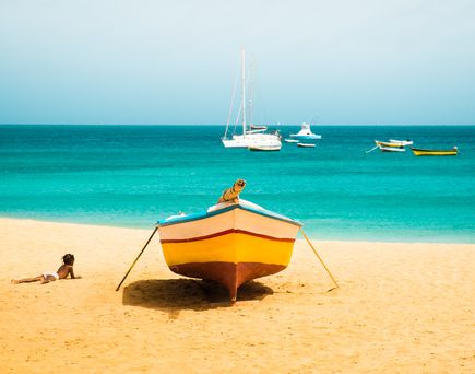 Boot am Strand der kapverdischen Inseln 