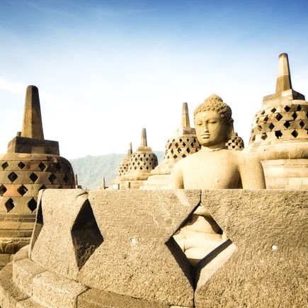 Buddhas thronen über dem Tempel Borobudur