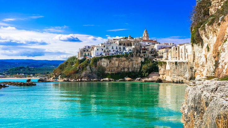 Blick auf den Hafen von Vieste.