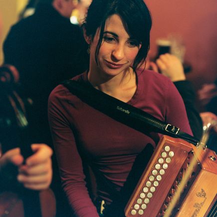 Musikerin im Pub