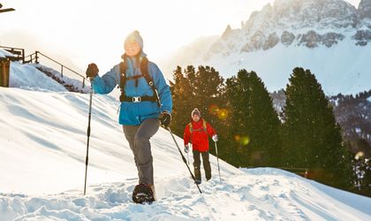 Pärchen auf einer Wanderung durch den Schnee