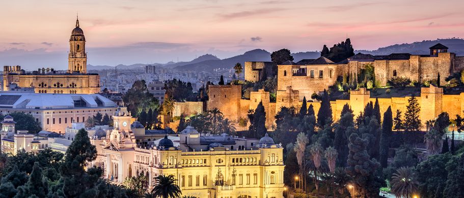 Kathedrale und Alcazaba Palast im abendlichen Málaga