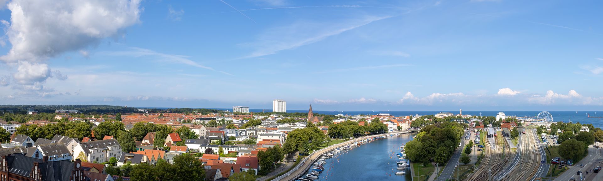 Panorama Blick auf das Cruise Terminal im Hafen von Warnemünde