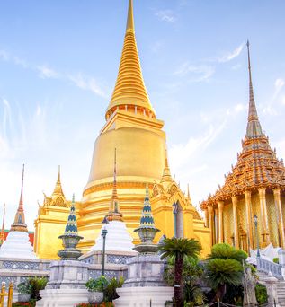 Der Große Palast und Wat Phra Kaew in Bangkok, Thailand, mit dem Tempel des Smaragd-Buddha, der von beeindruckenden goldenen und farbenfrohen Gebäuden umgeben ist.