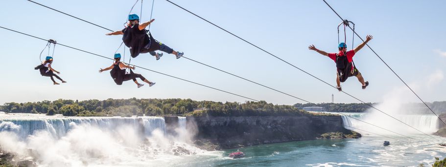 Eine Zipline führt an den Niagarafällen entlang