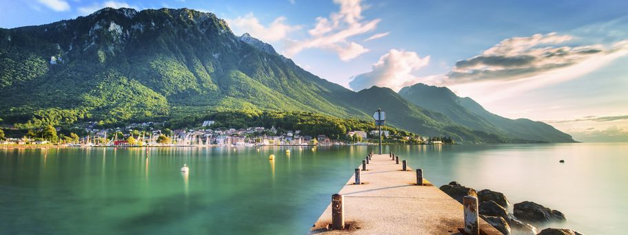  Alpen-Panorama bei Montreux-Brücke ragt ins grüne Wasser, Berge im Hintergrund