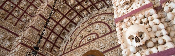 Eine detailreiche Decken- oder Gewölbestruktur in einem historischen Gebäude. In Faro.