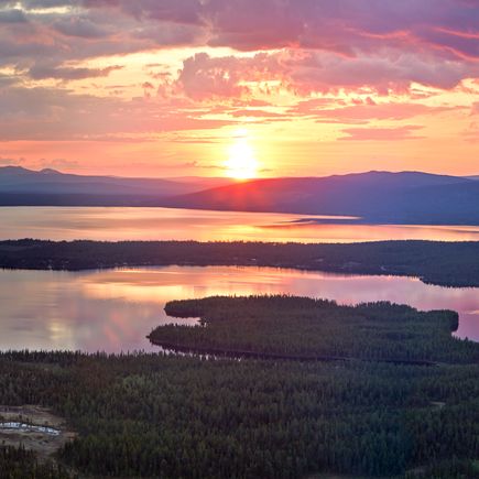Naturspektakel der Mitternachtssonne im Sommer