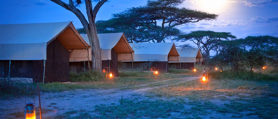 Glamping Afrika Reise Urlaub Zelte bei Nacht im Serengeti Nationalpark