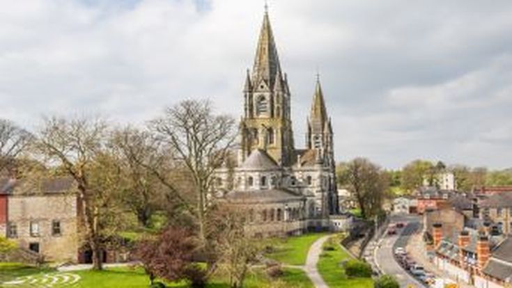Die St. Fin Barre's Cathedral in Cork, Irland, ein historisches Gebäude.